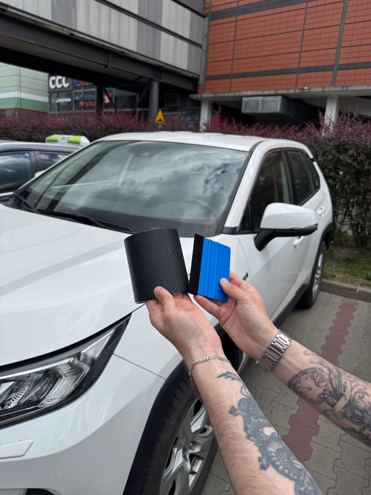 Ochranná fólie karbon Drivio24 10 cm × 3 m na prahy a zavazadlový prostor + stěrka